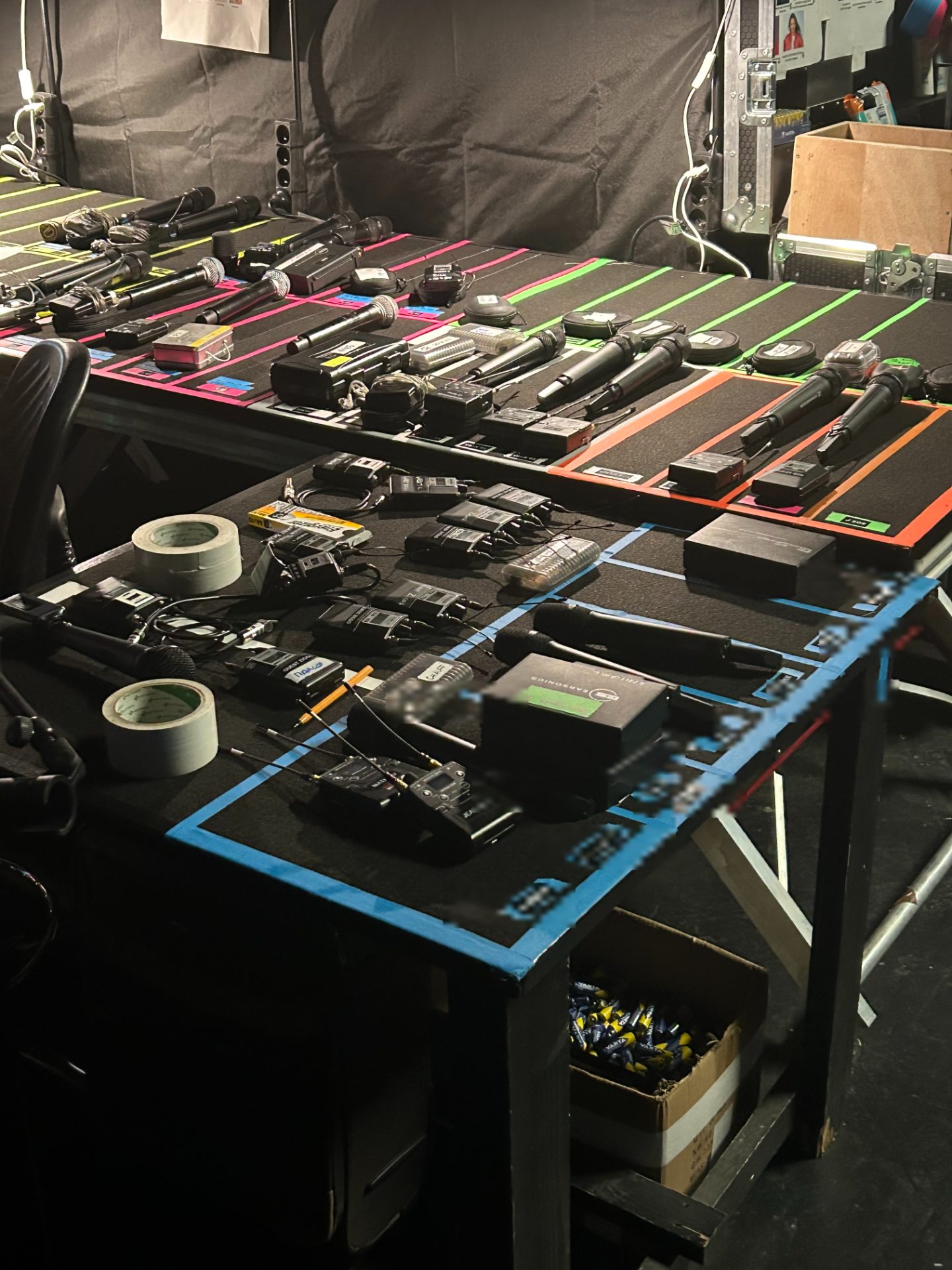 Régie micros HF étiquetés par artiste, coulisses plateau